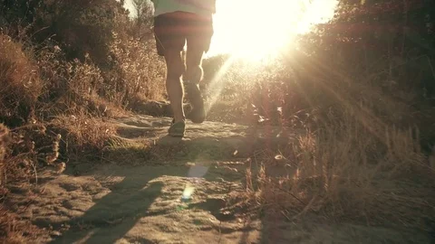 Man running on a mountain trail in Ponza Island Italy Vídeo Stock 80271400