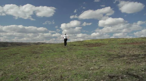 Man running the mountains Video stock 62538192