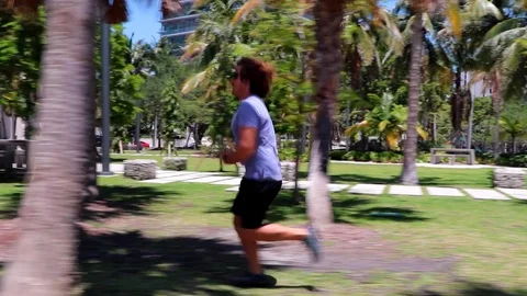 Man running in palm trees 動画素材 89109942