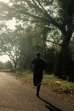 Man Running on a Path in Nature Stock-Fotos