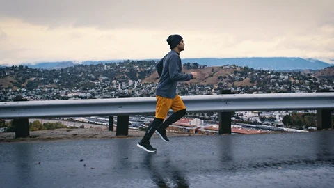 Man Running In The Rain Vidéo 94464396