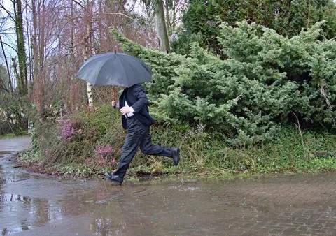 Man running in the rain Foto stock