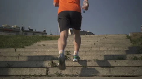 Man running up the stairs. Vídeos de archivo 52694557