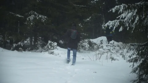 Man running through the woods at winter Vidéo 72194426