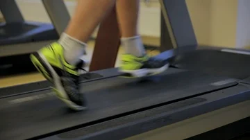 Man running on a treadmill. Close-up shot.  库存影片 85705666
