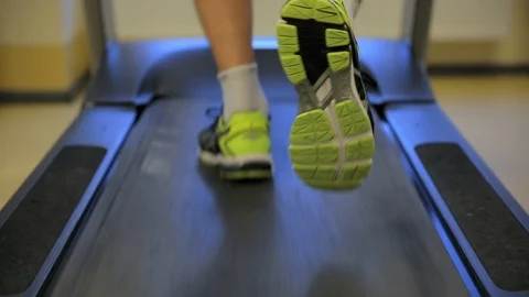 Man running on a treadmill. Close-up shot.  库存影片 85705687
