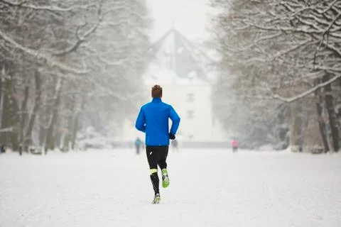 Man running in winter Foto stock