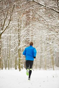 Man running in winter Stock-Fotos