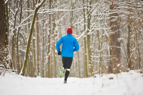 Man running in winter Foto stock