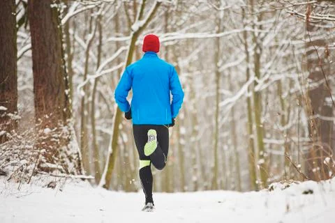 Man running in winter Foto stock