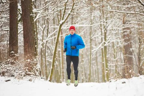 Man running in winter Stock-Fotos