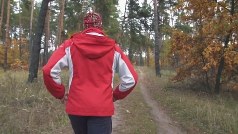 A man is running in the woods 動画素材 82424624