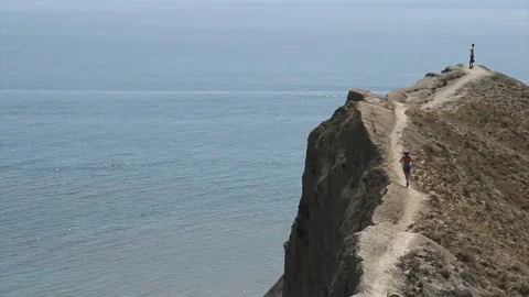 Man runs to another man in the mountains and the sea Video stock 73200820