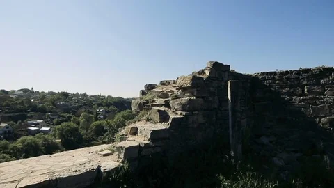 Man runs on the edge of the wall Stock Footage 70826660