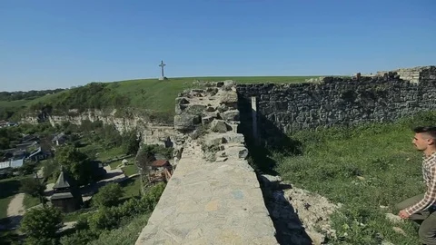 Man runs on the edge of the wall Stock Footage 70885565