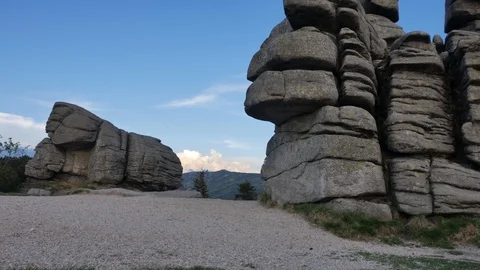 The man runs in the mountains. Video stock 113735877