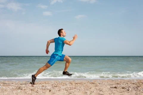 Man runs at ocean beach Stock-Fotos