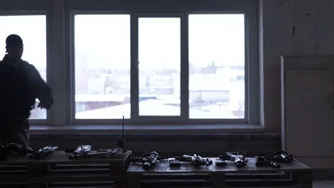 The man runs to the table with arms 库存影片 75328196