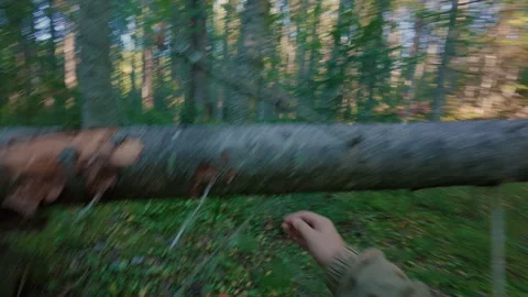 The man runs through the forest and looks around, fearing persecution. 스톡 동영상 342001927