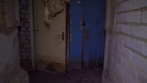 Man runs through an old abandoned building, basement with lantern. Vidéo 117361997