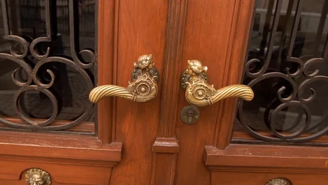 A man s hand opens the door, a close-up photo. The hand holds onto the antique Vidéo 102803731