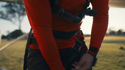Man Safety Straps and getting prepared for skydiving or paragliding Stockbeeldmateriaal 264002172
