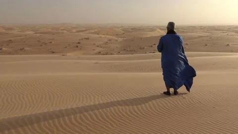 Man on sand dunes, windy day, Sahara, Chinguetti, Mauritania Vídeo Stock 149652852