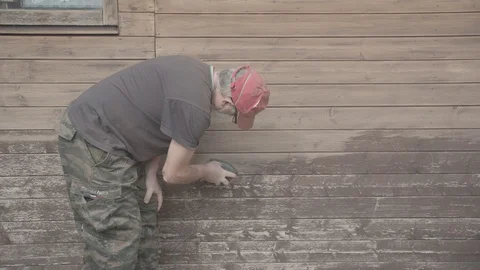 Man Sanding Wooded Wall Using Hand Sander Vídeo Stock 116559180