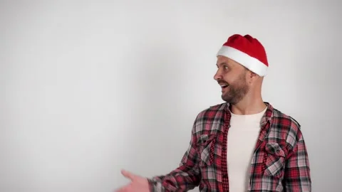 A man in a Santa hat shows a copy space. High quality 4k footage Vídeo Stock 144466245