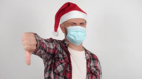 A man in a Santa hat shows gestures of disagreement, denial. Vídeo Stock 144466293