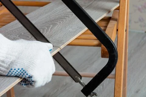 Man sawing laminate Foto stock