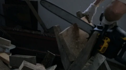 Man saws a board a chainsaw Video stock 80177122