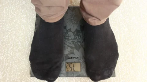 Man on scales Vídeo Stock 61695300