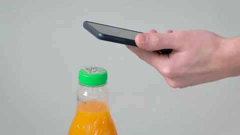 A man scanning a QR code on juice bottle, close-up Stock-Footage 169219473