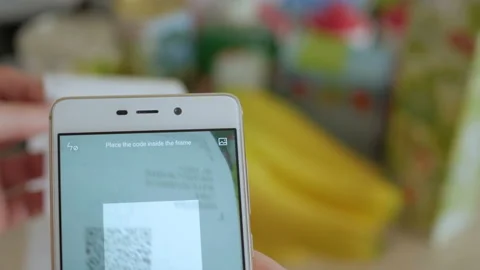 A man scans the QR code on a check from a supermarket. 스톡 동영상 95730909