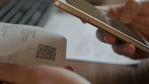 A man scans the QR code on a check from a supermarket. 스톡 동영상 95731034