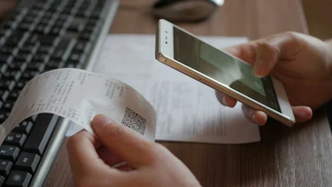 A man scans the QR code on a check from a supermarket. 스톡 동영상 95731092