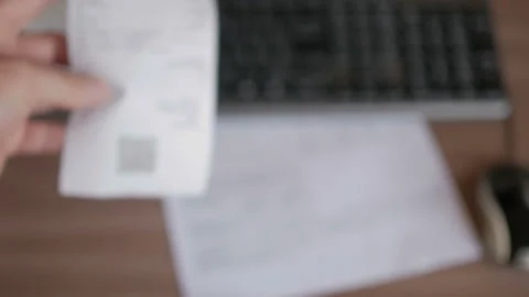 A man scans the QR code on a check from a supermarket. 스톡 동영상 105847976