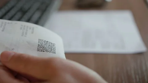 A man scans the QR code on a check from a supermarket. 스톡 동영상 105848014