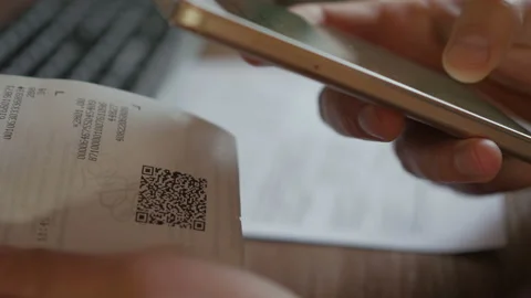 A man scans the QR code on a check from a supermarket. 스톡 동영상 125385898