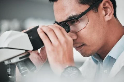 Man, scientist and microscope in forensic discovery, research or science study Foto stock