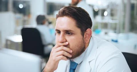 Man, scientist and thinking with computer in lab for new discovery, study o.. Foto stock