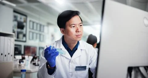 Man, scientist and vial with computer for medical research, discovery or data at Foto stock