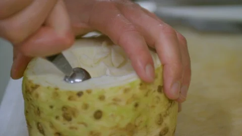 Man  scrapes out celery Vidéo 104663904