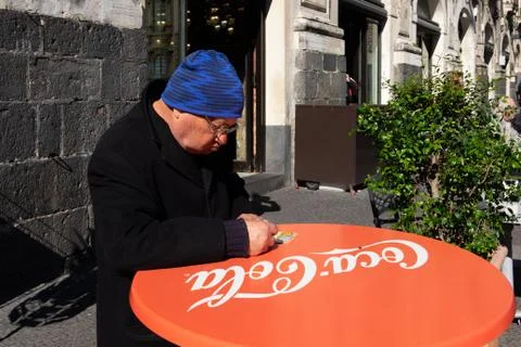 Man Scratching Card Foto stock