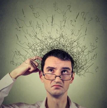Man scratching head, thinking with brain melting into many lines question mar Foto stock