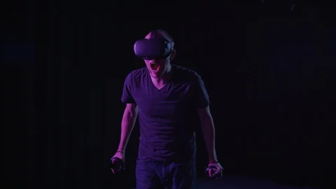 Man screaming while playing Virtual Reality 스톡 동영상 118658900
