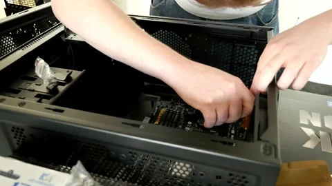 Man screwing computer together 库存影片 276318983