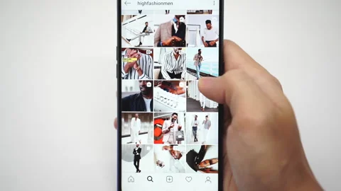 A Man Scrolling Instagram Feed 库存影片 141221151