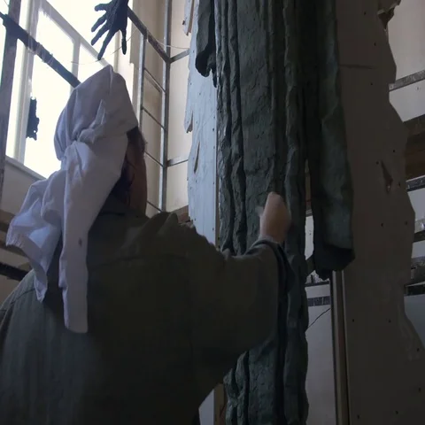 Man sculptor working in his workshop Видео 69523003